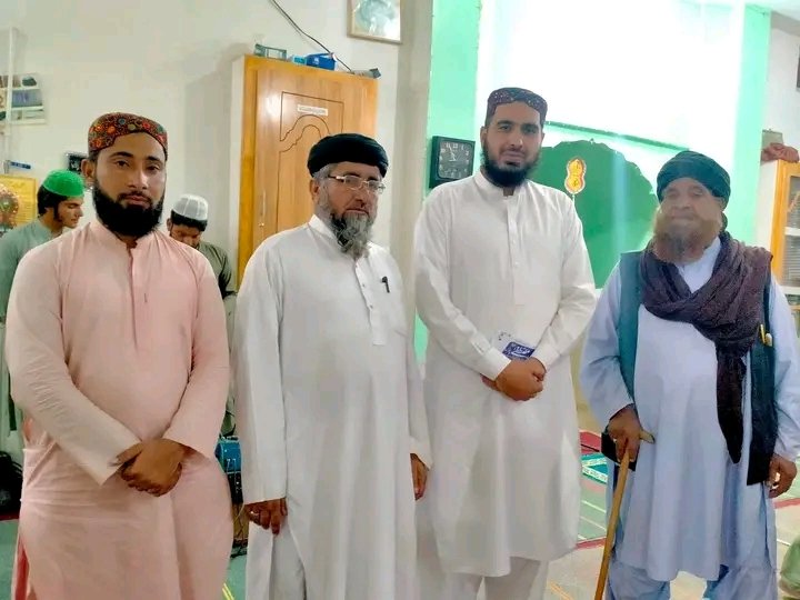 قلات بلوچستان
سنی تحریک علماء بورڈ بلوچستان کے صوبائی چیئرمین علامہ محمد حسن سعیدی امیر بزم اعلٰی حضرت علامہ محمد عاقل باروی مفتی عبدالغفار حلیمی سنی تحریک نصیرآباد سوشل میڈیا  کے ممبر محمد فاضل سعیدی کا محفل کے اختتام پر لی گئی گروپ فوٹو
#قائد_کی_تحریک_سنی_تحریک