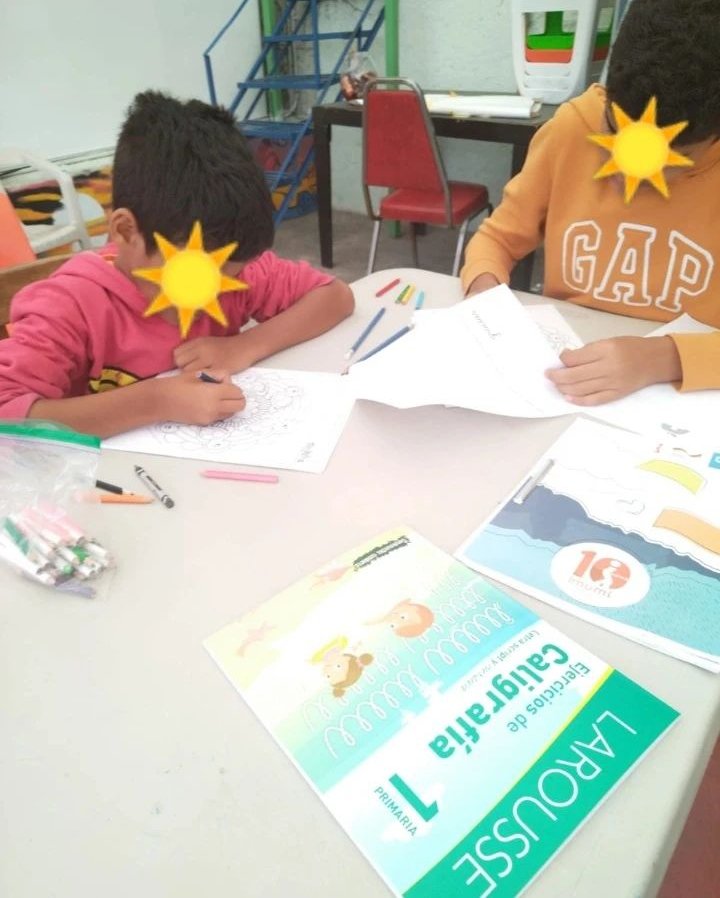 CasaTochan's tweet photo. La presencia de niñas y niños en #Tochan alegra la vida del albergue 😀
Luz Ma, encargada del Área de #Psicología, les apoya para que accedan a su #Derecho a la #Educación https://t.co/X0mo2AMvvb