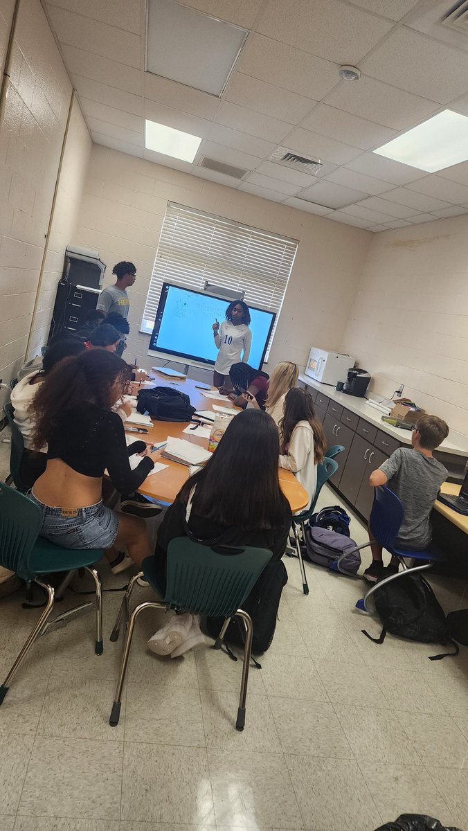 MrsDAversaAVID's tweet photo. We had our first Tutorial day in AVID this week! My first 2 years of teaching AVID I struggled with understanding the Tutorial process myself, nevermind teach it. After this #avidsummerinstitute I think I finally have it! #collegeandcareer #AVID https://t.co/yOcWsP4xbU