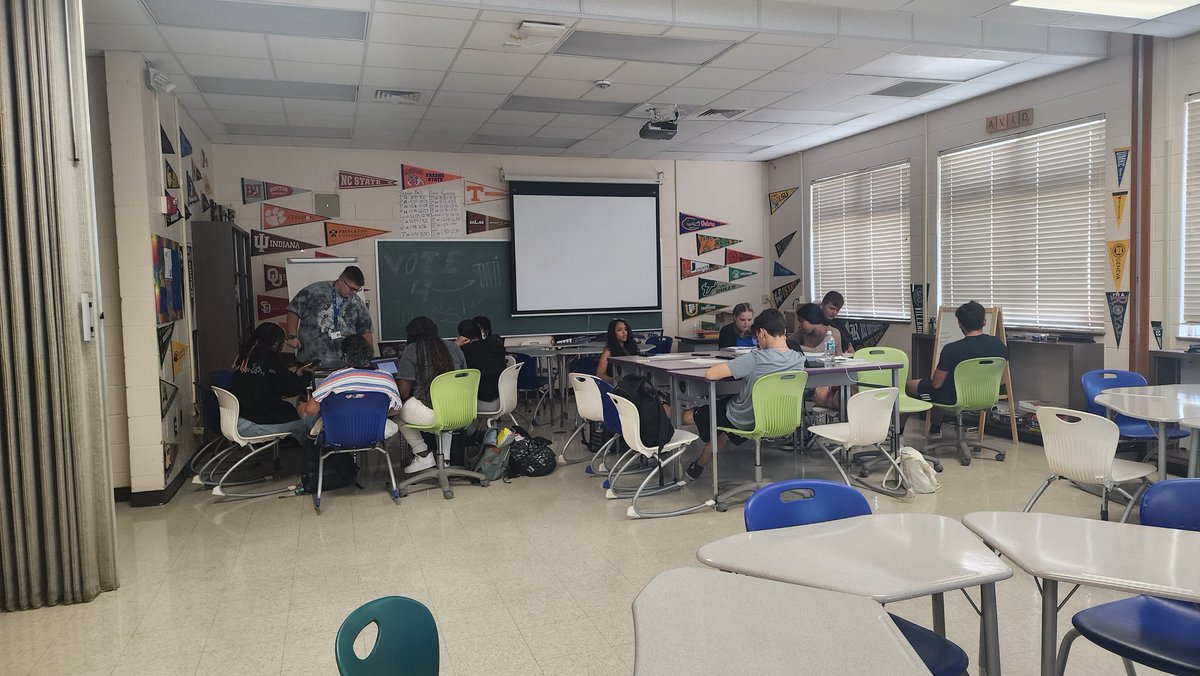 MrsDAversaAVID's tweet photo. We had our first Tutorial day in AVID this week! My first 2 years of teaching AVID I struggled with understanding the Tutorial process myself, nevermind teach it. After this #avidsummerinstitute I think I finally have it! #collegeandcareer #AVID https://t.co/yOcWsP4xbU