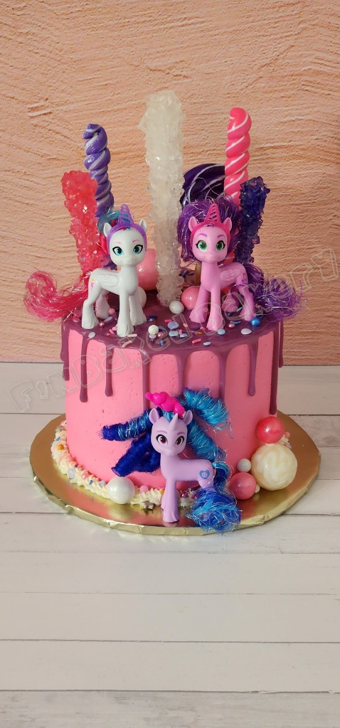 PastryGodd3ss's tweet photo. Strawberry My Little Pony drip cake! #cake #jaylynstreatncreams #strawberry #dripcake #MyLittlePonyANewGen #buttercream https://t.co/4lJgCn2XKH