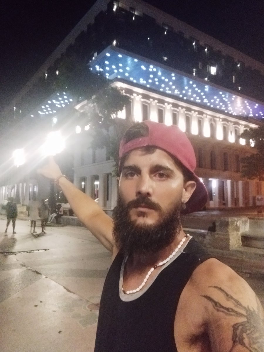 LibreYasmani's tweet photo. No hay corriente para la viviendas en los campos cubanos pero si para estos hotelones ....que bloqueó más raro hay en cuba ..#CubaEstadoFadillo https://t.co/APhrOUHGV8