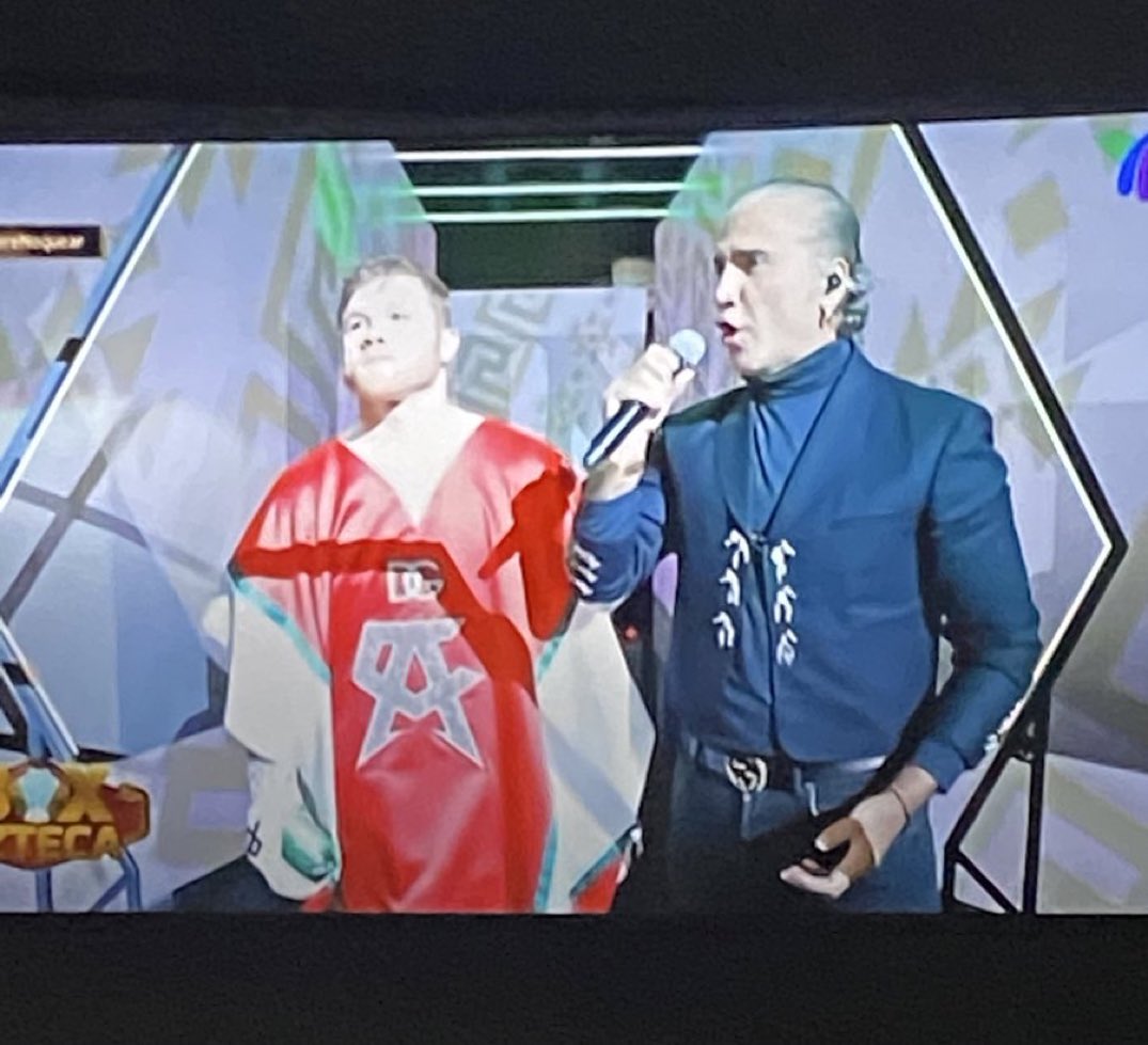 El Canelo ya trae un putazo a la izquierda… ojo ahí.