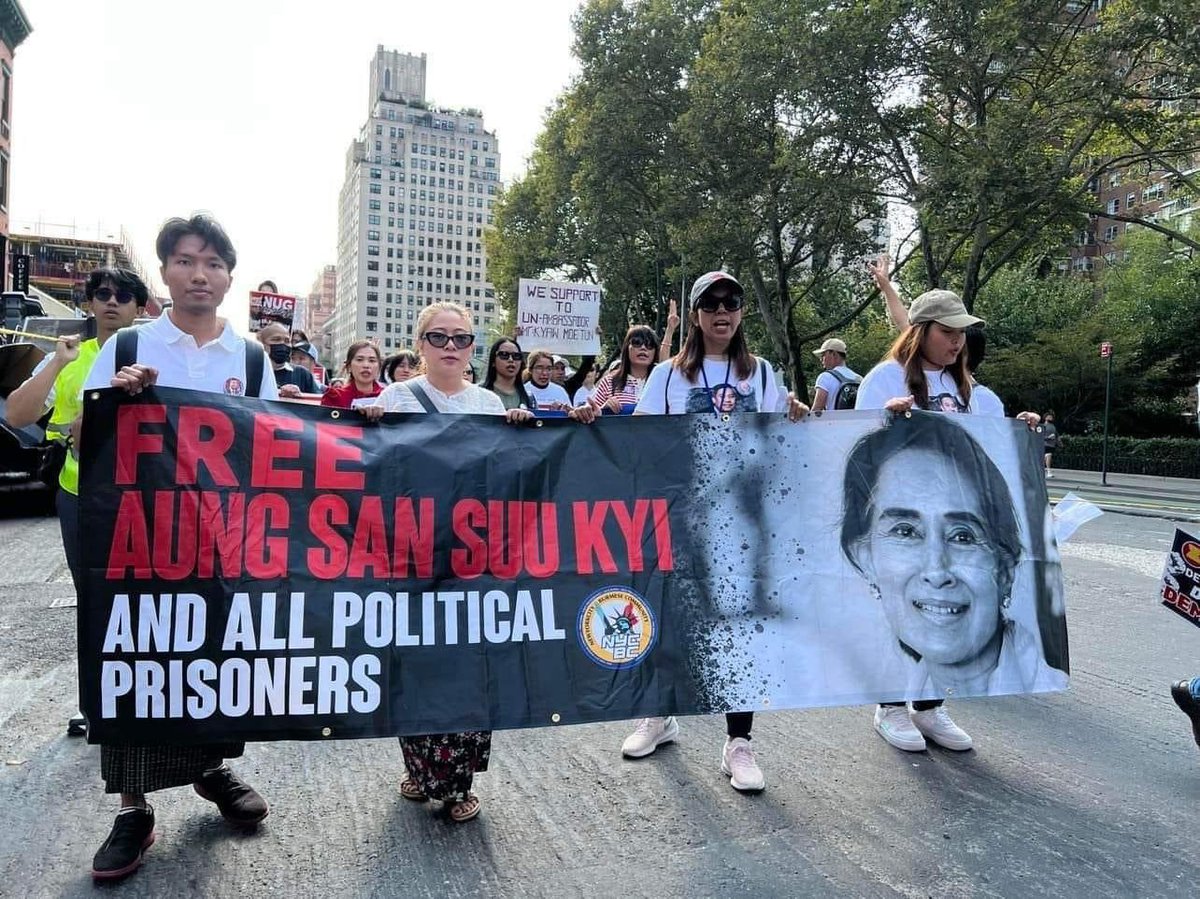 KYITHAR95368969's tweet photo. In front of United Nations Office in #NewYork , Activist Burmese staged a strike to demolish the #MilitaryDictatorship and called @UN to Accept #NUG and Our Ambassador, Reject Dictator.

#2022Sept18Coup             
#CivilianCasualtiesByJunta        
#WhatsHappeningInMyanmar https://t.co/faHCYTlfZa