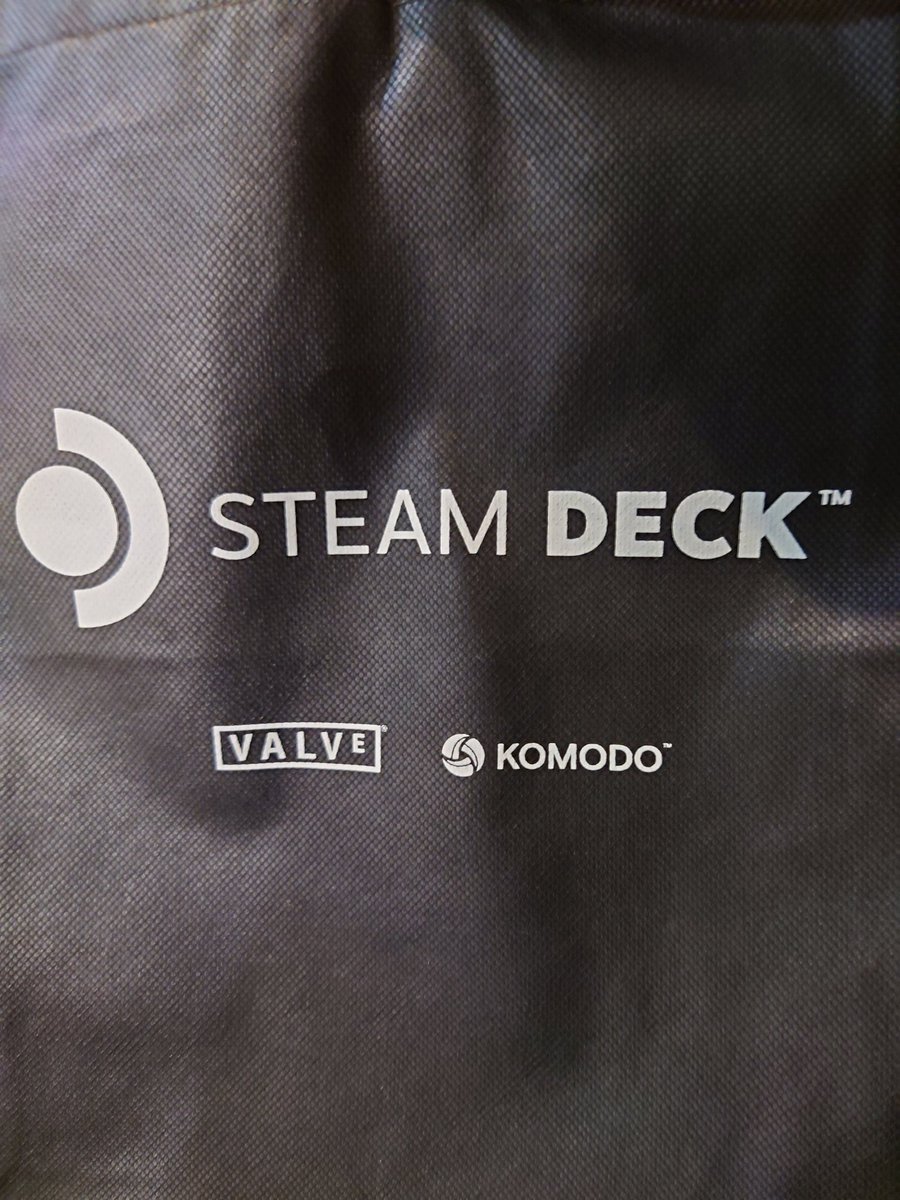 TONO_Summer_a's tweet photo. TGS2日目！
気になってたsteam deckの試遊してきました！
操作感はSwitchに似てたけど、途中から結構熱くなりました https://t.co/yD8mJ00qad