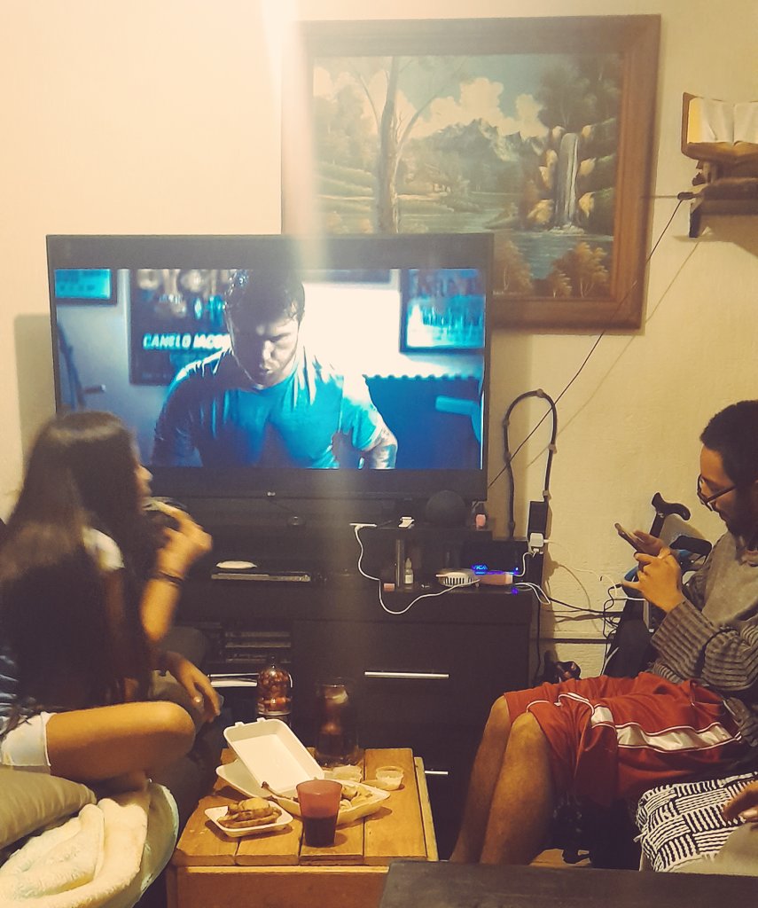 ElizabethVelvet's tweet photo. Noche de box https://t.co/Q3Q9SXV4UG