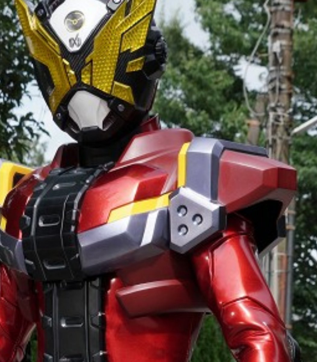 最近の東映ヒーローに見られがちな肩アーマーに付いてる3点の凹み、何かデザインの由来や名称があるものなのだろうか。
それともデザイナーさんのクセだろうか。 