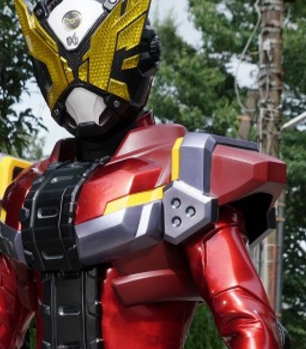 最近の東映ヒーローに見られがちな肩アーマーに付いてる3点の凹み、何かデザインの由来や名称があるものなのだろうか。
それともデザイナーさんのクセだろうか。 