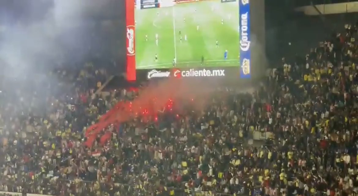 chidoYchale's tweet photo. Entrar al azteca es inseguro, lento, e ineficiente y de nada sirve, siguen entrando las barras y entran con bengalas. Respecto al VAR también parece que no funciona. “El más grande” en un nido viejo, peligroso y maloliente @FMF #chale #ClasicoNacional #Chivas #America https://t.co/GusNuRLTnR