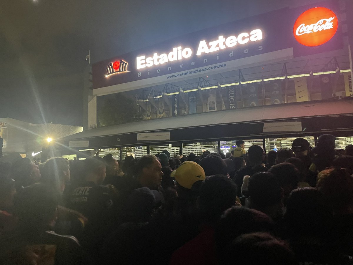 chidoYchale's tweet photo. Entrar al azteca es inseguro, lento, e ineficiente y de nada sirve, siguen entrando las barras y entran con bengalas. Respecto al VAR también parece que no funciona. “El más grande” en un nido viejo, peligroso y maloliente @FMF #chale #ClasicoNacional #Chivas #America https://t.co/GusNuRLTnR