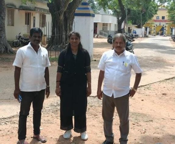 Veera284New's tweet photo. நேரில் சந்தித்து ஆறுதலும் 
சட்ட உதவியும் அளித்த வழக்கறிஞர்கள் ப.புகழேந்தி,நதியா மற்றும் ஐயப்பன் ஆகியோருக்கு நன்றி. https://t.co/YAzoDahNVp