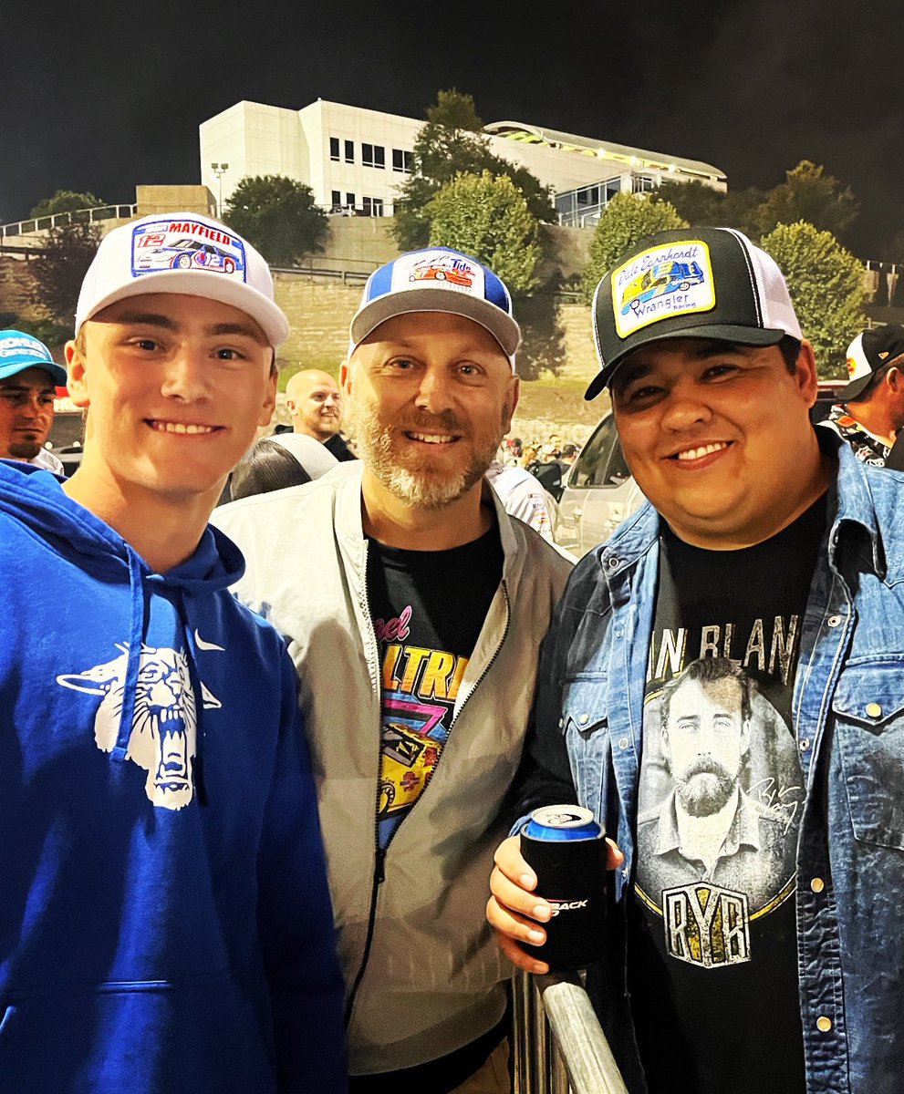 throwback_brand's tweet photo. Hanging with @Tim_Dugger at The Last Great Colosseum! #bristolmotorspeedway #throwbackbrand #timdugger https://t.co/guWg5i2Kdx