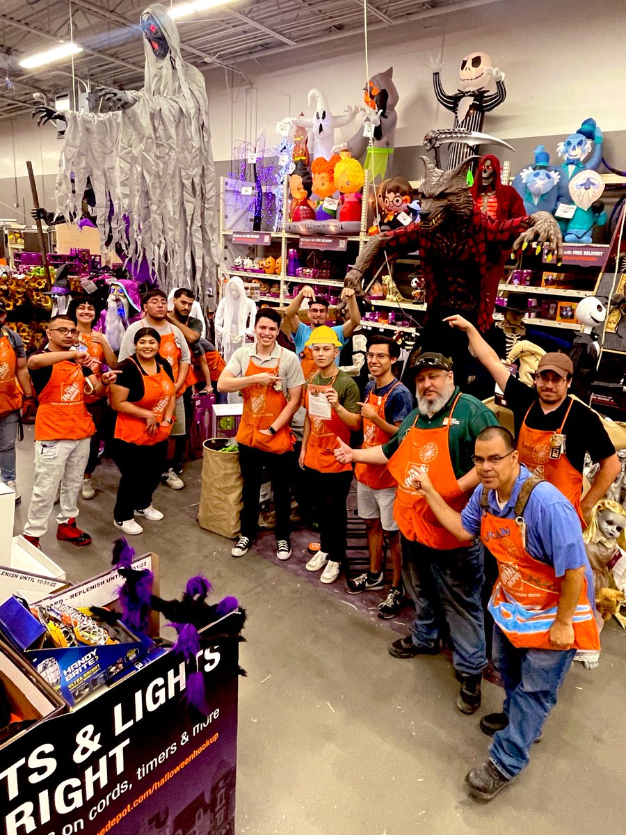 Had some random safety questions for Joe in front of our closing staff meeting tonight and he Passed the test!!! Great job driving safety!! <a href="/DianaSundermann/">Diana Sundermann</a> @Fuerstenberg15 <a href="/valbroncos/">Valerie Maynes</a> @OscarM_8523 @_Nanaa21 <a href="/Pro8523/">Kaitlyn</a>