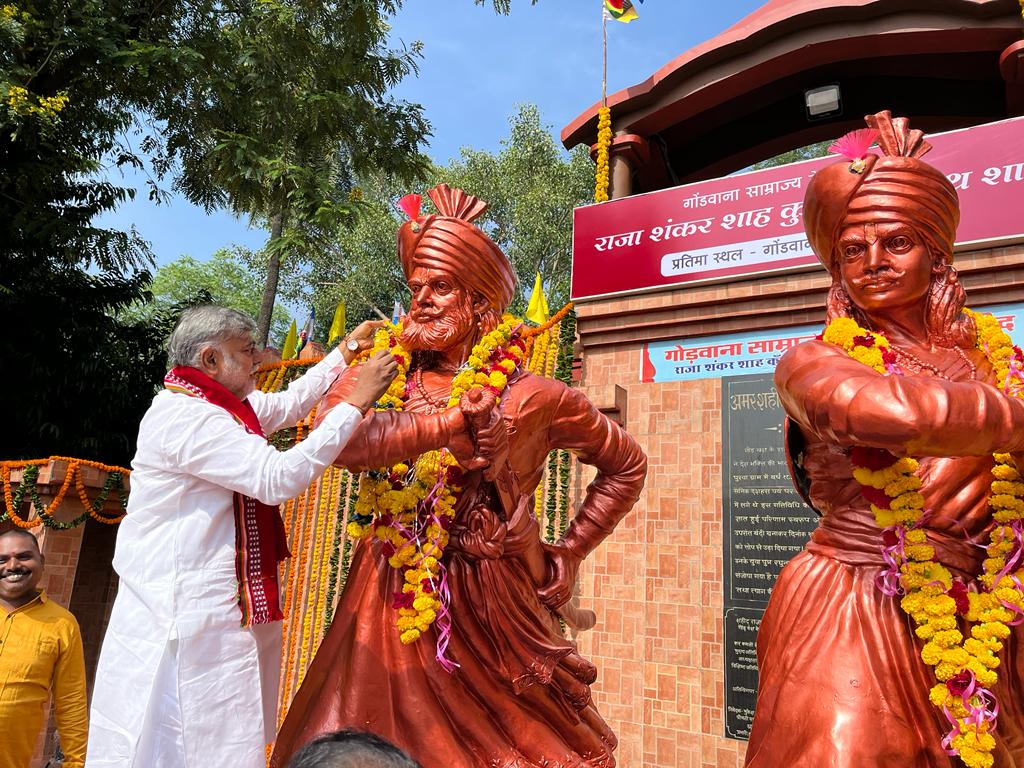 prahladspatel's tweet photo. आज प्रातः जबलपुर में गोंडवाना साम्राज्य के यशपुरूष पू राजा शंकर शाह और कुंवर रघुनाथ शाह जी के बलिदान दिवस पर माल्यार्पण कर विनम्र श्रद्धांजलि अर्पित की।
@PMOIndia #AmritMahotsav https://t.co/HZwZY0I87Z