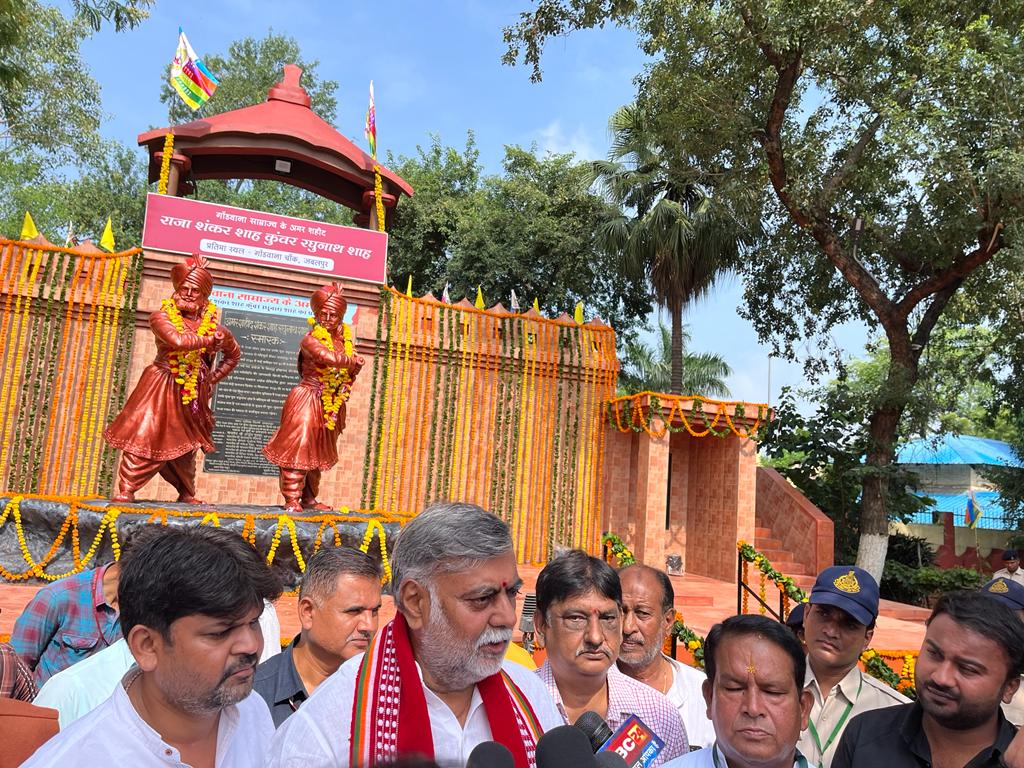 prahladspatel's tweet photo. आज प्रातः जबलपुर में गोंडवाना साम्राज्य के यशपुरूष पू राजा शंकर शाह और कुंवर रघुनाथ शाह जी के बलिदान दिवस पर माल्यार्पण कर विनम्र श्रद्धांजलि अर्पित की।
@PMOIndia #AmritMahotsav https://t.co/HZwZY0I87Z
