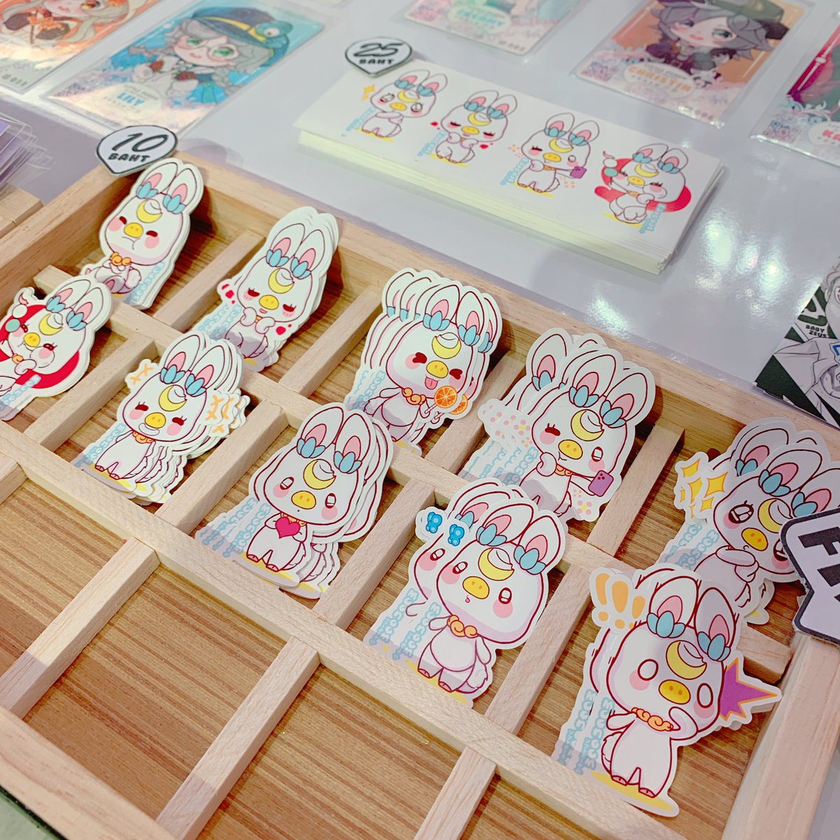 KiengPunew's tweet photo. วันที่ 2 วันสุดท้ายละน้าาา✨✨ มาเจอกานได้ที่ The Market ชั่น M ♫•*¨*•.¸¸♪ ♡*:･

#moonoom #หมูนุ่ม 
#kieng #punew #arttoy #arttoythailand #toycollector #art #designertoy #toy #characterdesign #collectibles #ソフトポーク #設計師玩具 #디자이너장난감 #软猪肉 #温柔猪 #温柔小猪 https://t.co/UwBffd8xQT