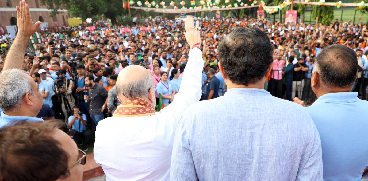 AmitShah's tweet photo. .@BJP4Delhi सेवा के अद्वितीय प्रतीक देश के प्रधानमंत्री @narendramodi जी के जन्मदिन को सेवा पखवाड़े के रूप में मना रही है। जिसके अ��तर्गत आज ‘प्रधानमंत्री नरेंद्र मोदी क्रास कंट्री स्लम दौड़’ का शुभारंभ किया। https://t.co/IfiYdk6GzL