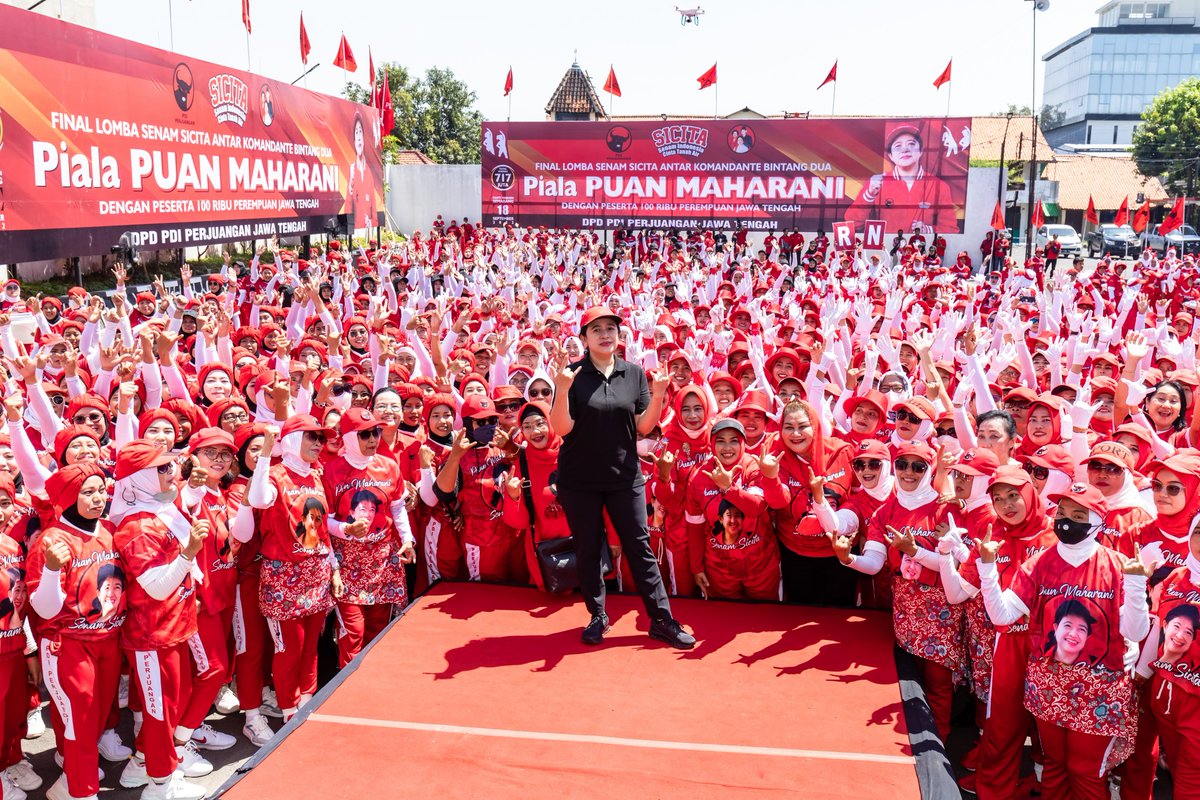 puanmaharani_ri's tweet photo. Siapa yang sudah ikut senam tadi pagi? Pagi ini di Kota Semarang saya mengikuti senam SICITA (Senam Indonesia Cinta Tanah Air) yang diselenggarakan serentak di 38 titik lokasi dengan total peserta lebih dari 100.000 perempuan dari kota dan kabupaten se-provinsi Jawa Tengah. https://t.co/KpdOdRUwE0