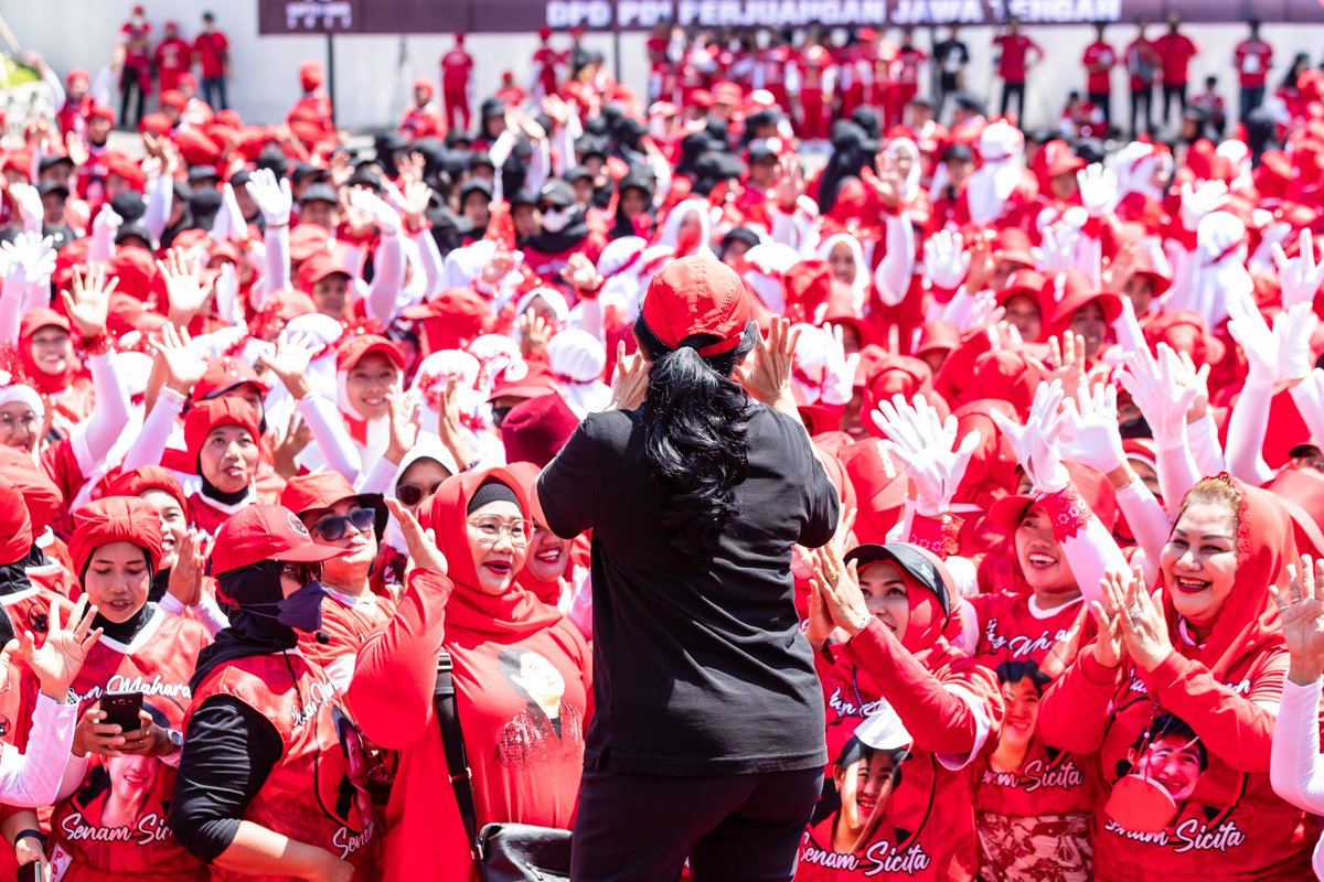 puanmaharani_ri's tweet photo. Siapa yang sudah ikut senam tadi pagi? Pagi ini di Kota Semarang saya mengikuti senam SICITA (Senam Indonesia Cinta Tanah Air) yang diselenggarakan serentak di 38 titik lokasi dengan total peserta lebih dari 100.000 perempuan dari kota dan kabupaten se-provinsi Jawa Tengah. https://t.co/KpdOdRUwE0