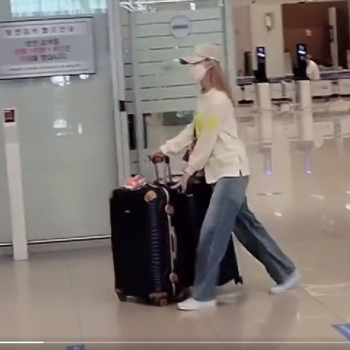 itgirltzus's tweet photo. tzuyu went to taiwan with one luggage and came back to korea with two luggages. 🤣 https://t.co/u0vuyqdkQM