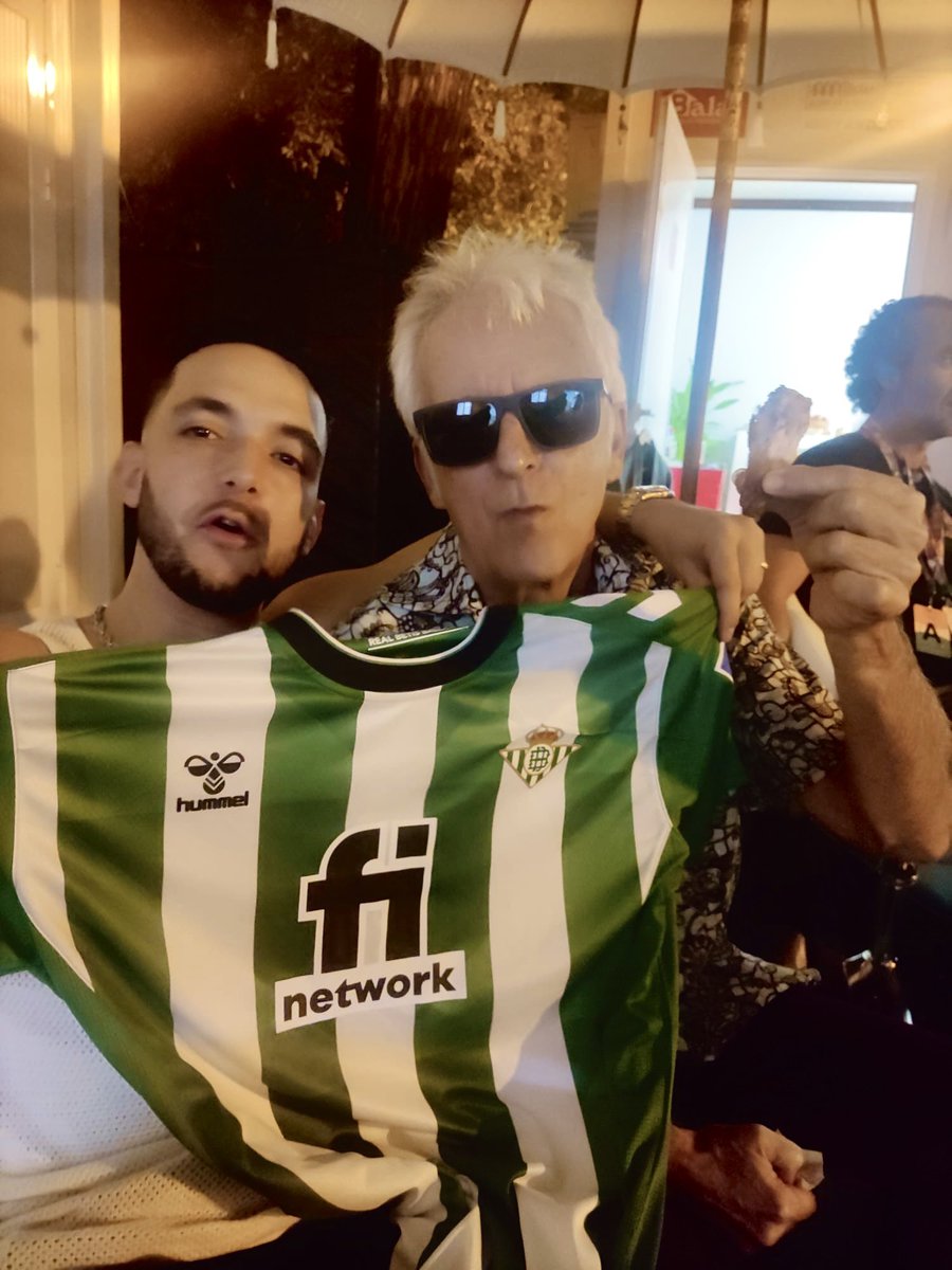 ayer con <a href="/c_tangana/">El madrileño</a> bandaza, y hoy con el <a href="/RealBetis/">Real Betis Balompié 🌴💚</a>, equipazo