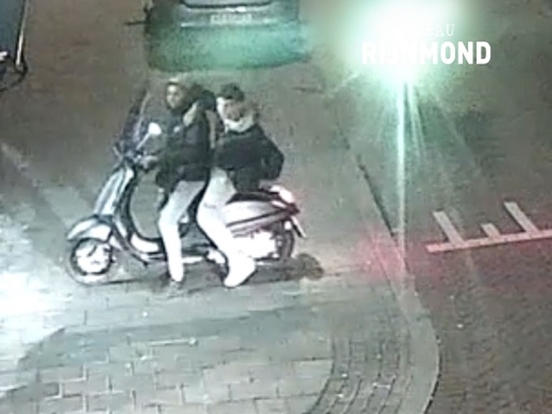 Een afschuwelijke mishandeling in Rotterdam. Een van de slachtoffers wordt in zijn gezicht geslagen met een kettingslot. Het andere slachtoffer weet zich niets meer te herinneren.  Twee verdachten staan op beeld. Video: bit.ly/3eZpspC