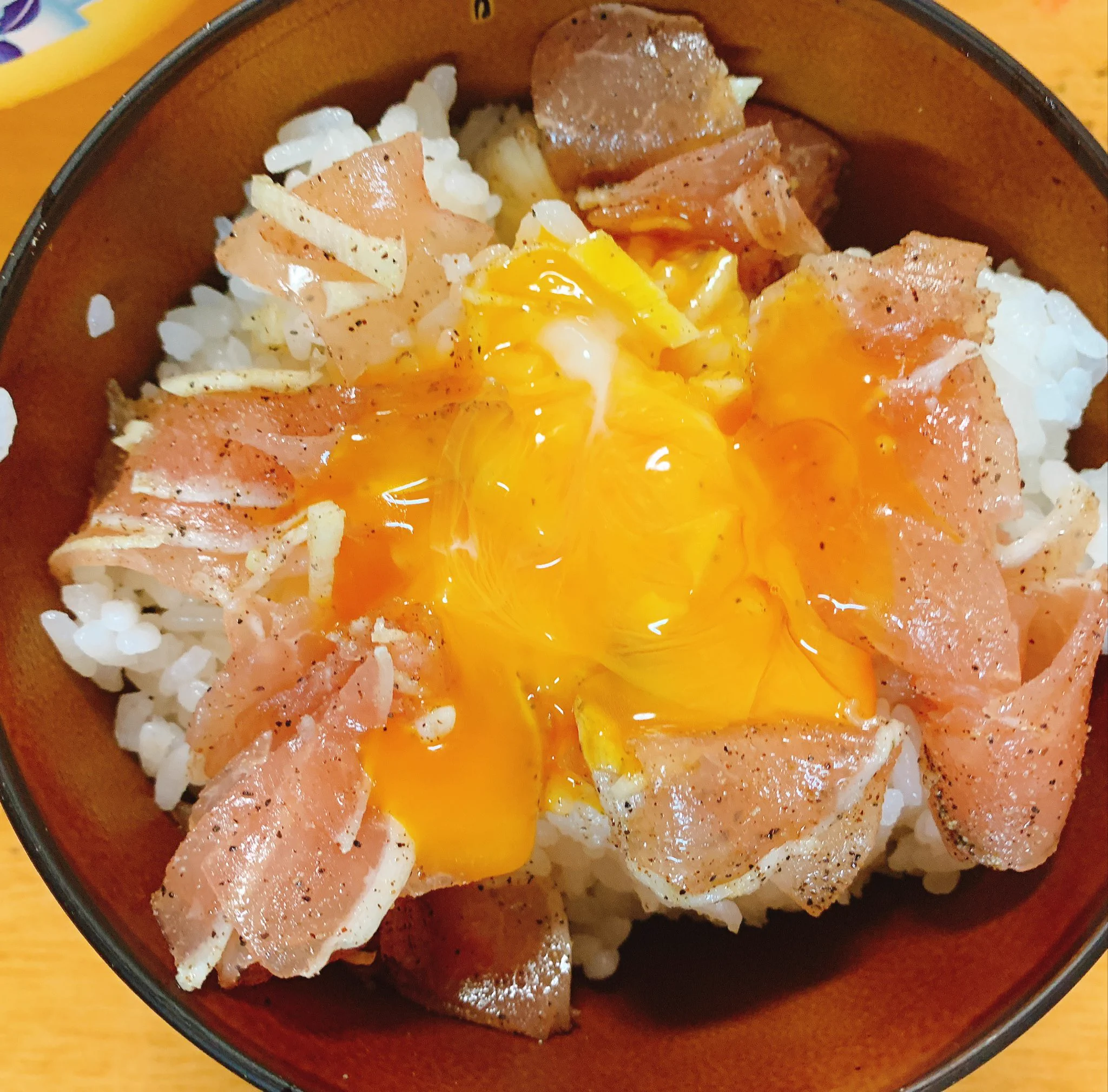 これをやってみたんやけど
1人分生ハム150g➝2人で46g
(しかも娘にだいぶ取られた)
黒胡椒➝テーブルコショー 
おろし大蒜➝きざみ大蒜
卵黄➝潰れた
となり、似ても似つかん代物になった  