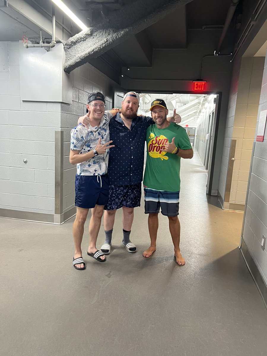 Theme night started well 🏝…