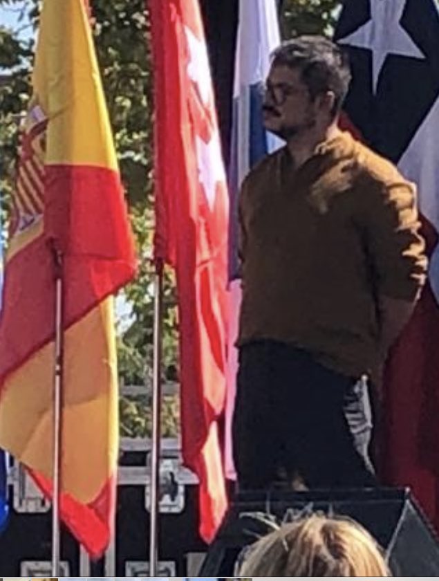 porchilelindo's tweet photo. Este tipo es el embajador de Chile en el Reino de España. Camisa afuera y carente de toda formalidad en un acto oficial. Estamos gobernados por una tropa de picantes !! https://t.co/N0KSbi6bnU