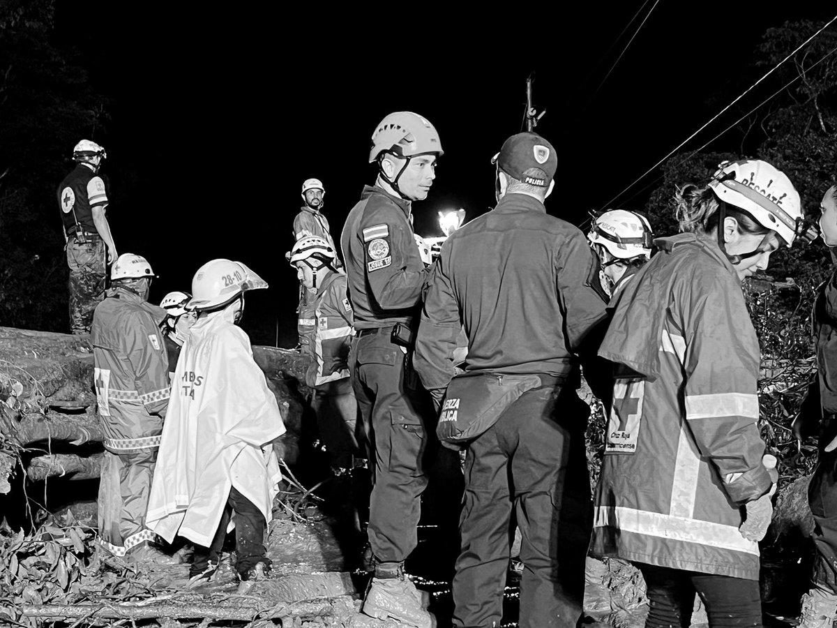 Trabajo en equipo, orgulloso del profesionalismo de nuestros cuerpos de primera respuesta <a href="/BomberosCR/">Bomberos Costa Rica</a> <a href="/CruzRojaCRC/">Cruz Roja Costarricense</a> <a href="/fuerzapublicaCR/">Fuerza Pública CR</a>