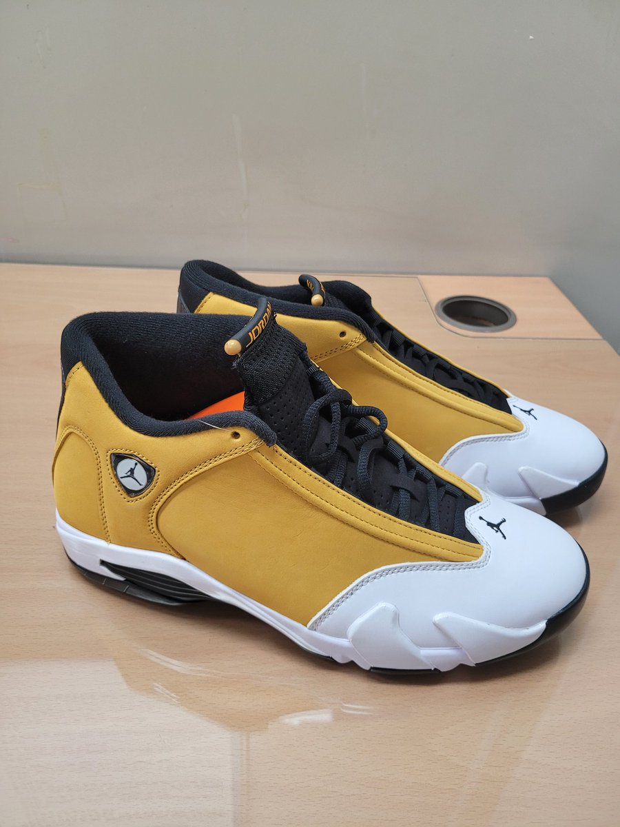 dp292513's tweet photo. Air Jordan 14 Retro light ginger
나의 다섯번째 조던..
자꾸만 눈이 가서 도저히 갖지 않을 수 없었다
색깔이 너무 예뻐
조던이 소유한 페라리를 모트브로해서 제작한 
Air Jordan 14...
페라리는 빨간색이 진리인데..
그래도 페라리 삘이 납니다 ㅎㅎ https://t.co/5QRZHnRPYj