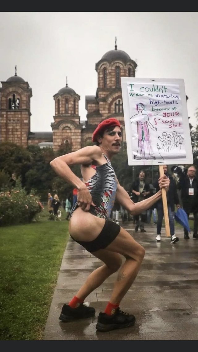 Момак лежи у шиптарском казамату 8 месеци зато што је носио мајицу КОСОВО ЈЕ СРБИЈА.
Ова наказа ушла је у Србију  скинула гаће испред храма Св.Марка.
Толико о нама!!!