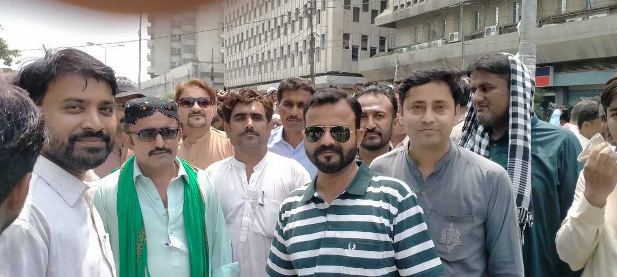 mhmdzbyrkhan1's tweet photo. زمین بھی سر پر رکھنی ہو تو رکھو
چلے ہوتو ٹھہر جانے کا نھی

#JusticeForNTS2013 https://t.co/H8K7oRFvHI