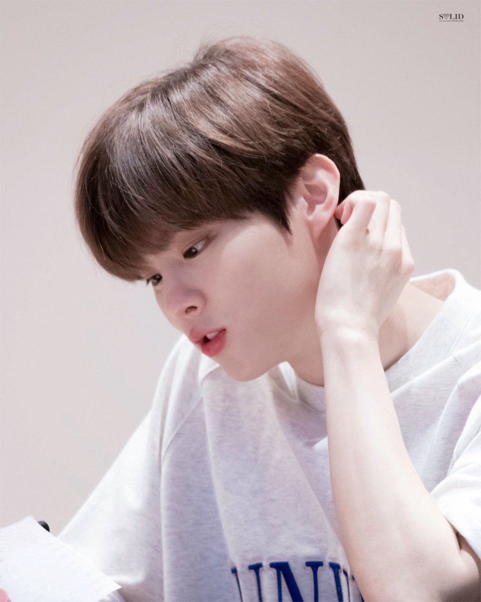 SOLID_1027's tweet photo. 대본 리딩하는 김우석 얼른 보고싶어요🥹

#김우석 #KIMWOOSEOK https://t.co/NNXix3zwDW