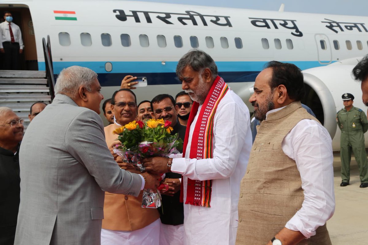 prahladspatel's tweet photo. भारत के माननीय उपराष्ट्रपति  श्री @jdhankhar1 जी के जबलपुर पहुँचने पर डुमना एयरपोर्ट पर मा. @GovernorMP श्री मंगुभाई पटेल जी, मुख्यमंत्री श्री @ChouhanShivraj जी एवं @BJP4MP अध्यक्ष श्री @vdsharmabjp जी के साथ स्वागत अभिनंदन किया। @VPSecretariat 
@PMOIndia @JPNadda https://t.co/lkpXmcB4oT