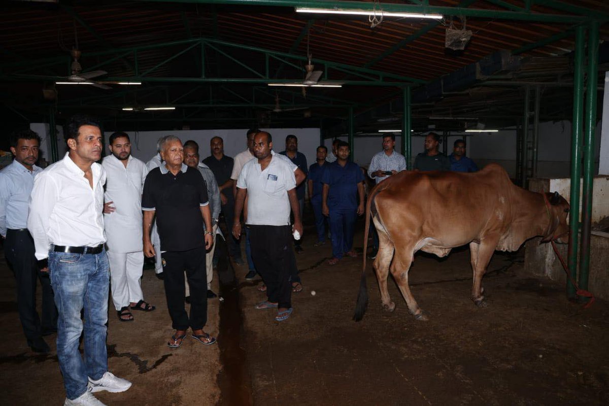 laluprasadrjd's tweet photo. जाने-माने अभिनेता मनोज वाजपेयी मिलने पहुँचे।

आवास स्थित गौशाला भ्रमण की इच्छा जताने पर उन्हें गौ-माता का दर्शन कराया। https://t.co/mggHyA9L1y