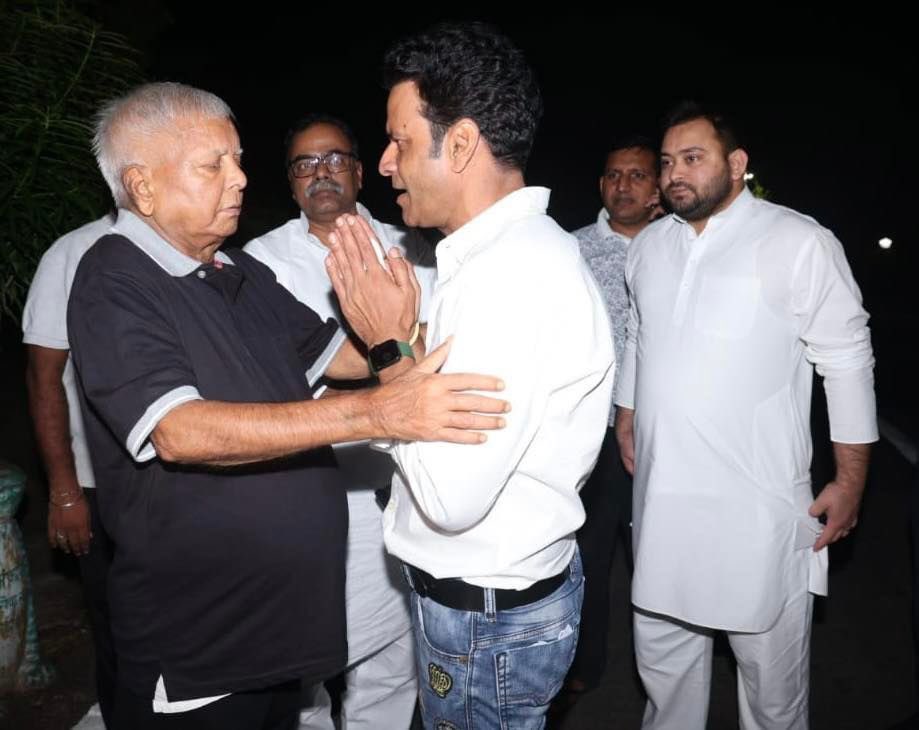 laluprasadrjd's tweet photo. जाने-माने अभिनेता मनोज वाजपेयी मिलने पहुँचे।

आवास स्थित गौशाला भ्रमण की इच्छा जताने पर उन्हें गौ-माता का दर्शन कराया। https://t.co/mggHyA9L1y