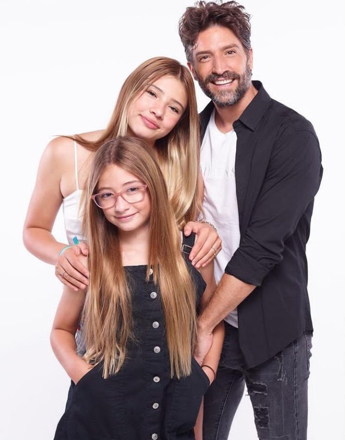 ChocarroARG's tweet photo. Simplemente amamos este shooting!!! @DavidChocarro @carolaursen #Bachis πππ¨βπ©βπ§βπ§πΈ https://t.co/DLi46Aaj3q