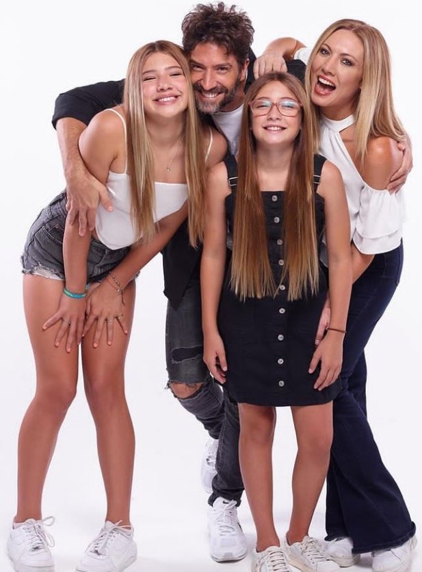 ChocarroARG's tweet photo. Simplemente amamos este shooting!!! @DavidChocarro @carolaursen #Bachis πππ¨βπ©βπ§βπ§πΈ https://t.co/DLi46Aaj3q