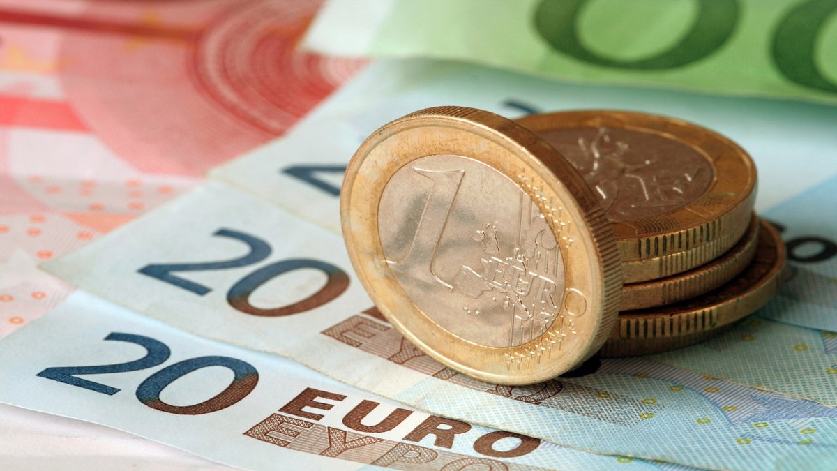 emlakkulisicomm's tweet photo. Euro adım adım 19 lira… İşte 18 Eylül 2022 Euro kuru! https://t.co/9fvPljuMBg #akaryakıt #motorin #dirim #emlakkulisi https://t.co/9muTfF4jZa