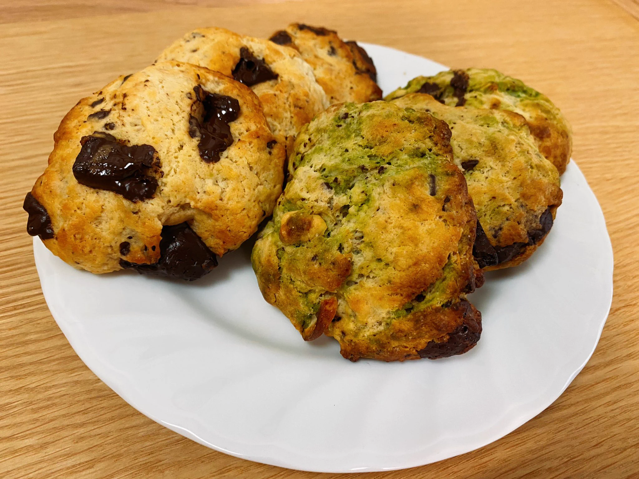 油はオリーブオイルに変えて。
マカダミアナッツ追加して、抹茶オレの粉末があったのでそれも別で混ぜて、抹茶味も作ってみた🥺❤️
雨の日に暇潰しになりました😌✨✨  