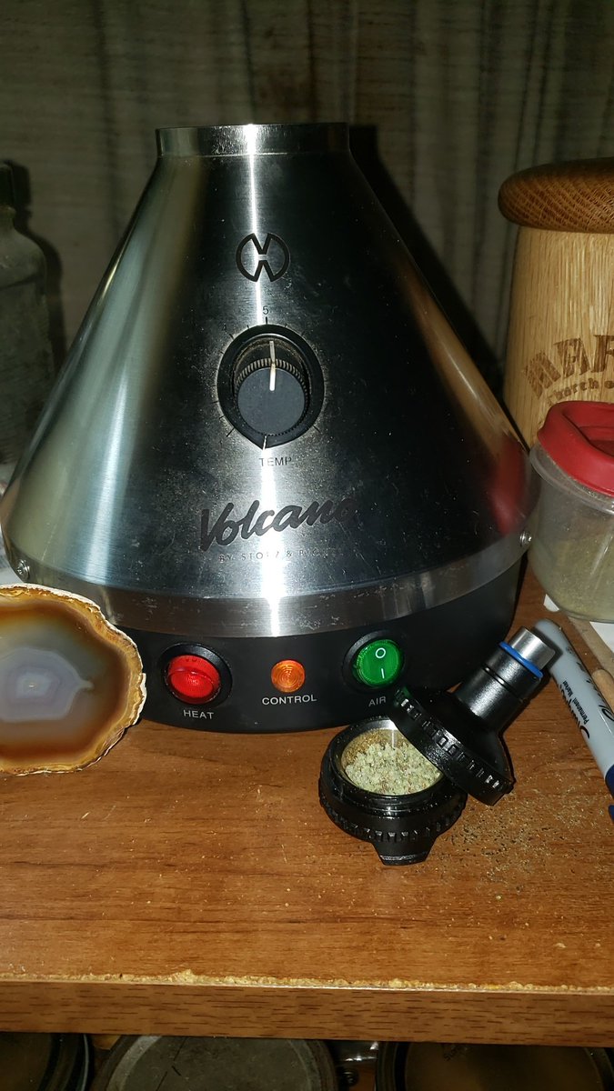 DollHouseKiera's tweet image. Late #PainSomnia sesh.  Hopefully I can sleeeeeeeep.....
#NCKC #StonerFam #Mmemberville #PlantsOverPills #BeTheBetterMotherfucker