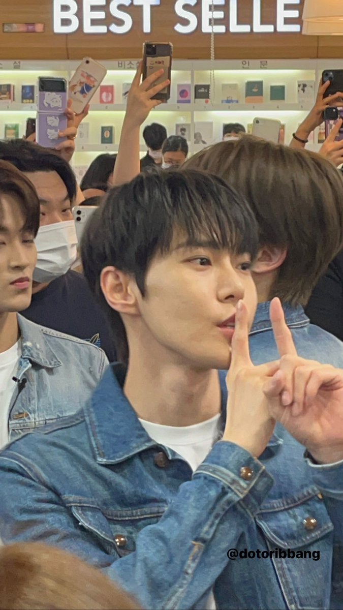 dotoribbang's tweet photo. #도영 #광주팬싸 #nct127
첫번째 컷 영화 러브레터 그 명장면 같음 https://t.co/EvRQQfKMS8