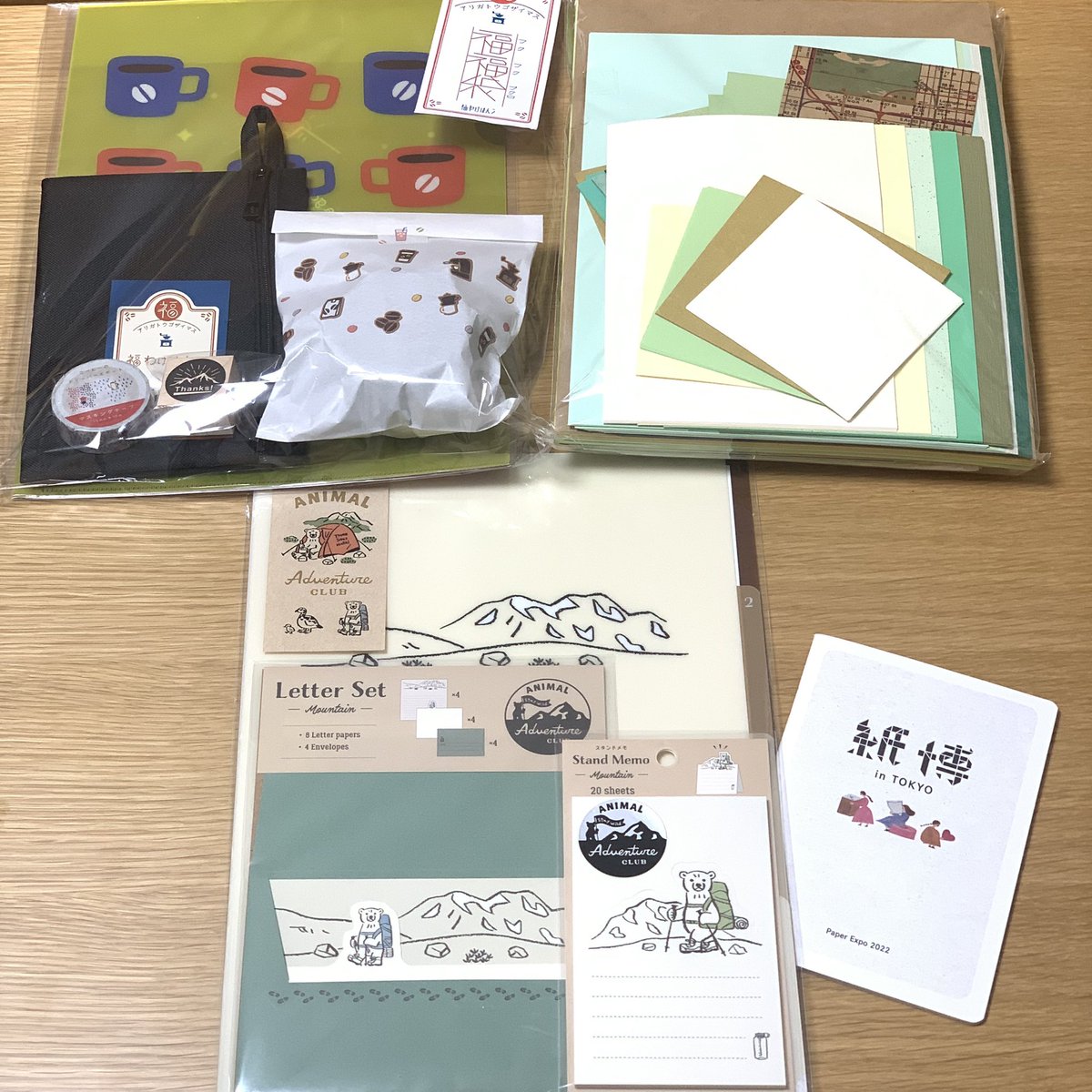 RIE_Mochi12's tweet photo. 紙博の戦利品、やっと写真撮れた!これで思う存分使える〜
セット品とか福袋もあって紙博すごく楽しかったな♪
人気店はお会計に1時間並んだけど、グッズ持ってウキウキしてたからか20分くらいに感じた(^^)笑
#紙博 #eric_smallthings #パピアプラッツ #とみこはん #ツバメノート #福わけはんこ https://t.co/Sv5qIr6yl3