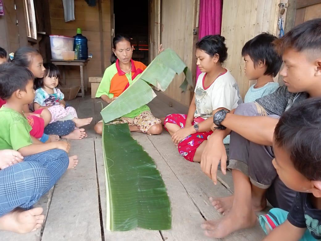 IEFprograms's tweet photo. Female Students participating in their @SUKUMENTAWAI program are learning how to make the Mentawai women’s banana leaf skirt, which is traditionally worn during the women’s paligaggra fishing ritual💚 

#Donatenow to support the legacy of Mentawai women’s traditional culture. https://t.co/gF8sIZMVkI
