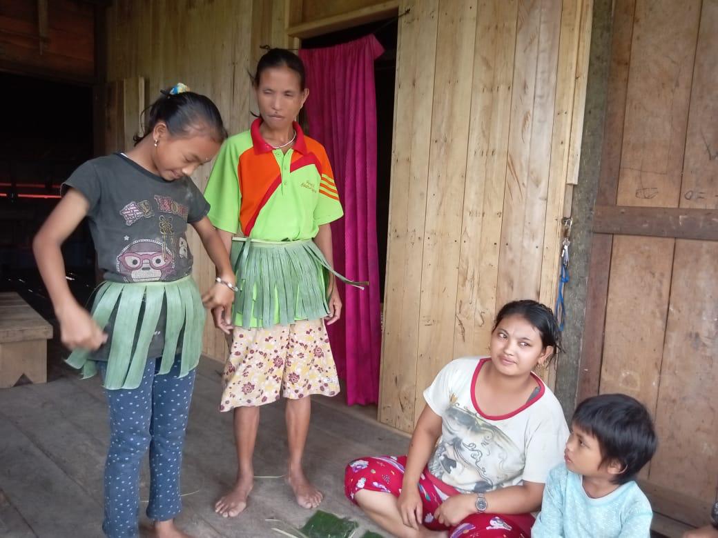 IEFprograms's tweet photo. Female Students participating in their @SUKUMENTAWAI program are learning how to make the Mentawai women’s banana leaf skirt, which is traditionally worn during the women’s paligaggra fishing ritual💚 

#Donatenow to support the legacy of Mentawai women’s traditional culture. https://t.co/gF8sIZMVkI