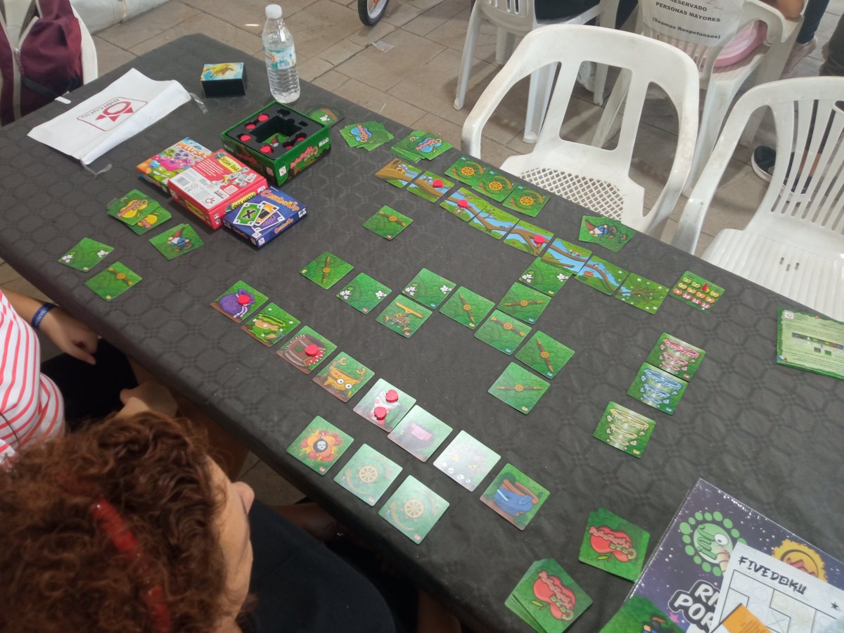 ludussylvestris's tweet photo. Ayer tuve el gustazo de colaborar en el Encuentro de Juegos de Mesa de Seseña mostrando #Pelusas #SushiBar #CazaManzanas y #ComboUp de @Mercurio_Juegos Por momentos las carcajadas reunían a gente alrededor de nuestra mesa. Buena señal https://t.co/5H9xjAwopD