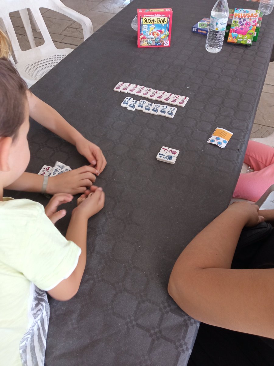ludussylvestris's tweet photo. Ayer tuve el gustazo de colaborar en el Encuentro de Juegos de Mesa de Seseña mostrando #Pelusas #SushiBar #CazaManzanas y #ComboUp de @Mercurio_Juegos Por momentos las carcajadas reunían a gente alrededor de nuestra mesa. Buena señal https://t.co/5H9xjAwopD