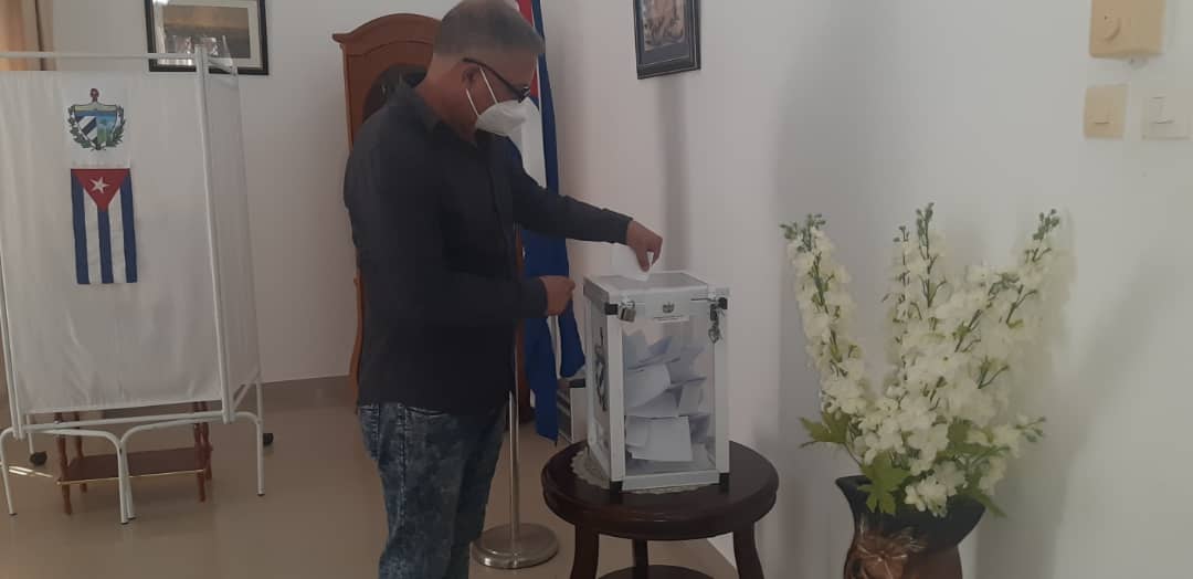 EmbCubaDjibouti's tweet photo. Cubanos en Djibouti votan el Referéndum del #CodigoDeLasFamilias #CodigoSi https://t.co/35AaS7N86e