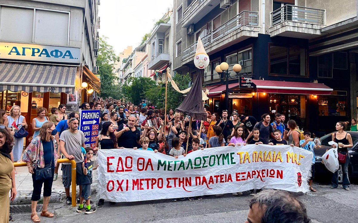 NExarcheia's tweet photo. "Χαρωπά τις λαμαρίνες τις χτυπώ, χαρωπά τις λαμαρίνες τις χτυπώ, μιας και είμαι εγώ παιδί θέλω πάντα να γελώ, χαρωπά τις λαμαρίνες τις χτυπώ!"  Χθες το απόγευμα στα #εξάρχεια, τα παιδιά ακούστηκαν από το πάρκο Ναυαρίνου ως και την πλατεία. #ΌχιΜετρόΣτηνΠλατείαΕξαρχείων https://t.co/zP78Gy0wNx